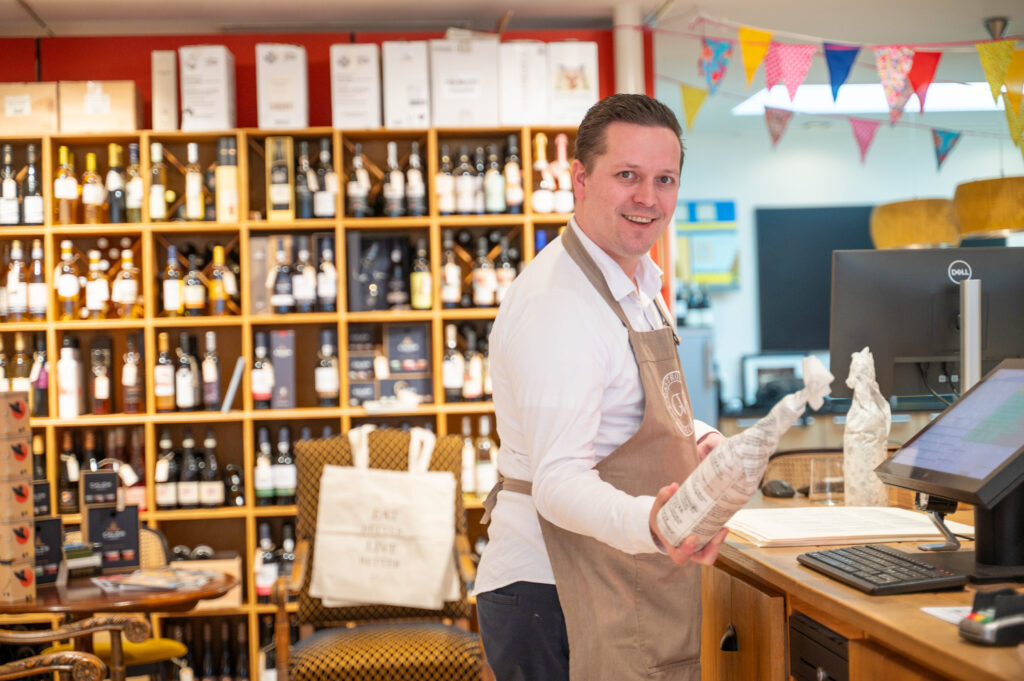 Tim in de wijnwinkel van Mijn Hemel